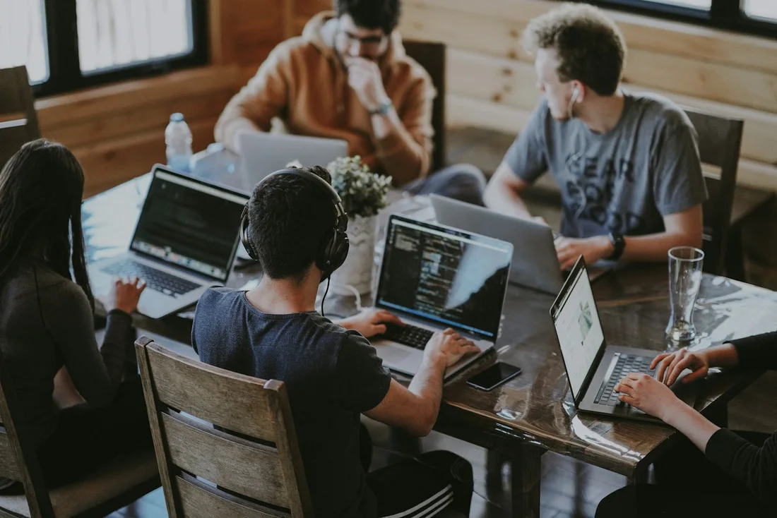 Symbolfoto: Menschen arbeiten gemeinsam an ihren Laptops.